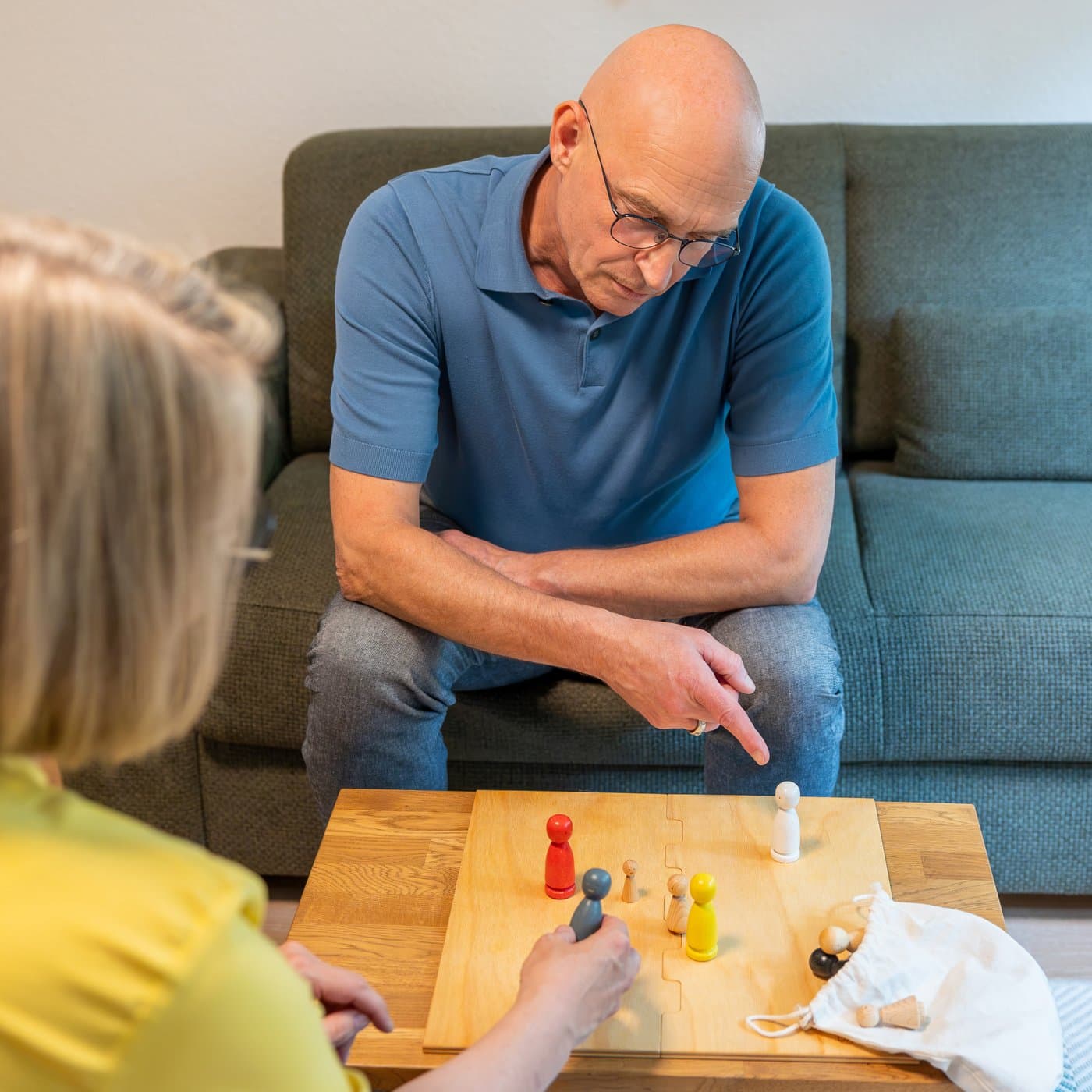 Udo Schmid arbeitet mit dem Familienbrett — der systemische Ansatz in der Praxis Rheinfelden-Herten