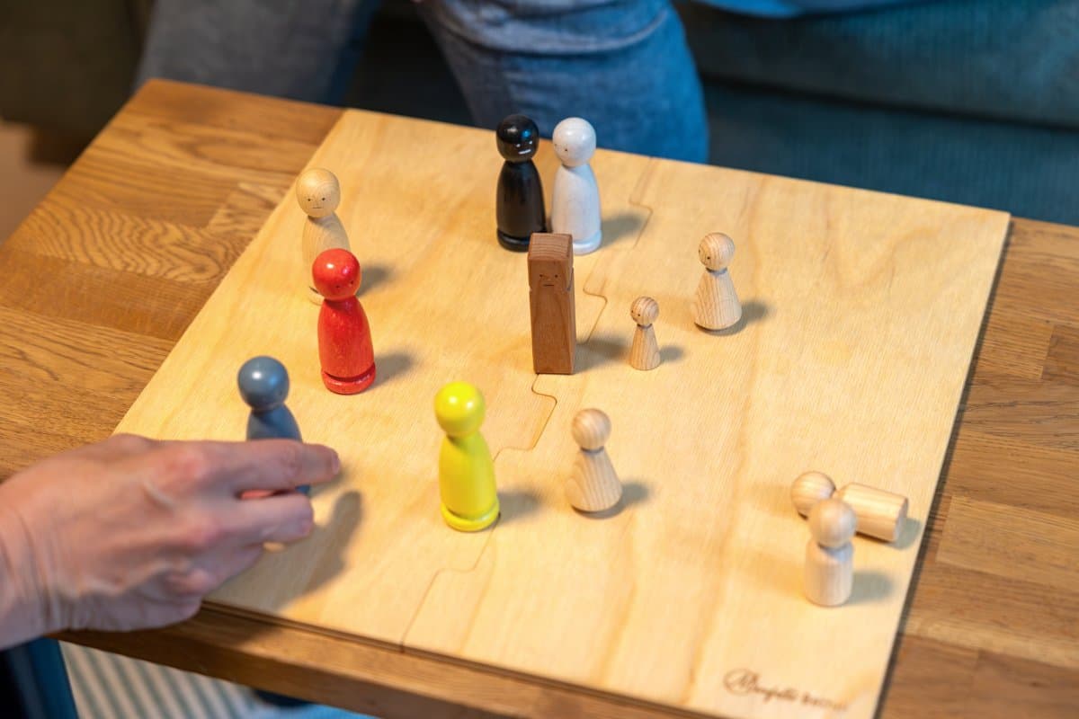 Systemische Aufstellung am Familienbrett mit Holzfiguren